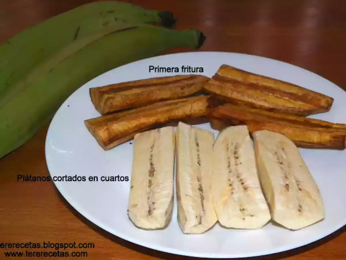 Plátano macho verde frito (tostón, patacón) con carne picada y pollo. - foto 2