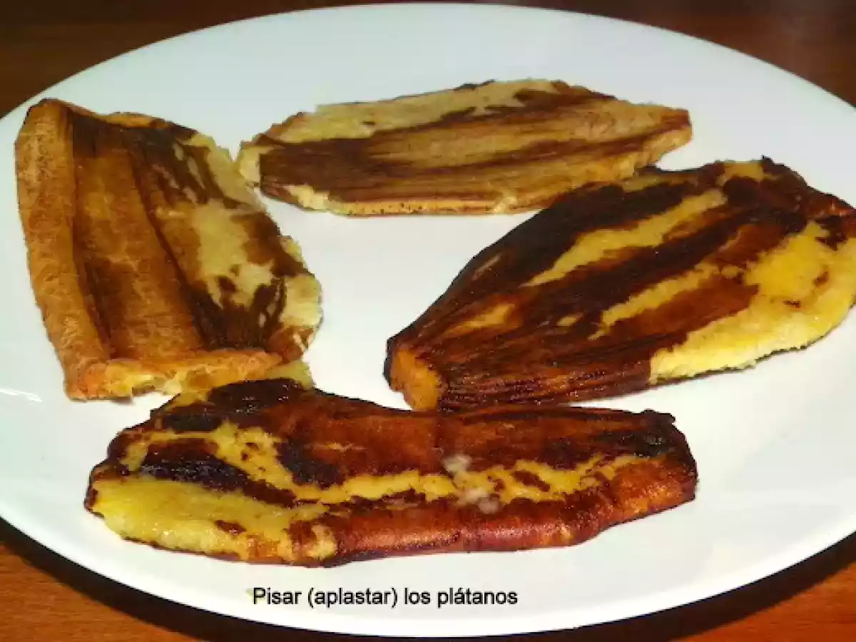 Plátano macho verde frito (tostón, patacón) con carne picada y pollo. - foto 3