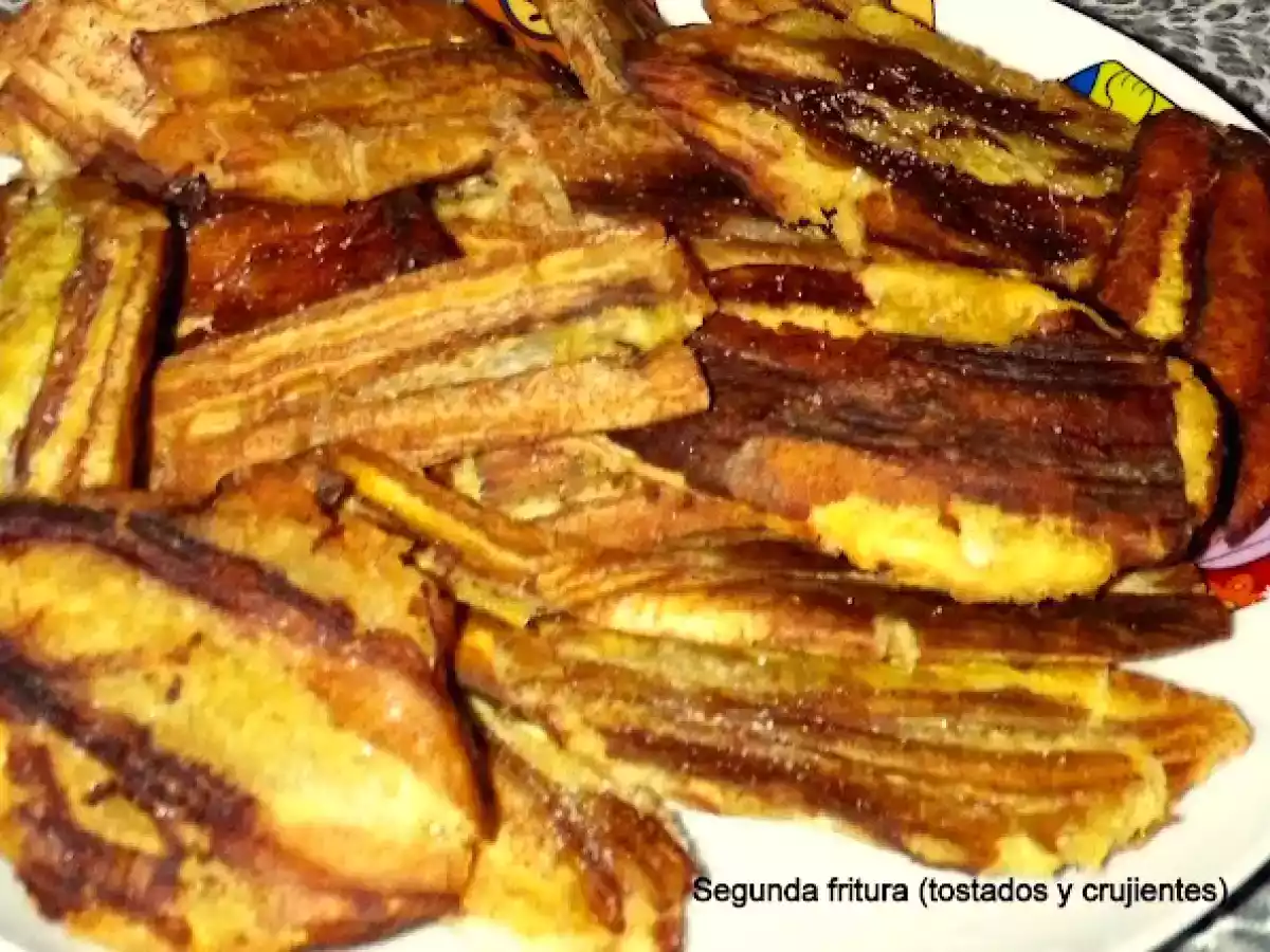 Plátano macho verde frito (tostón, patacón) con carne picada y pollo. - foto 4