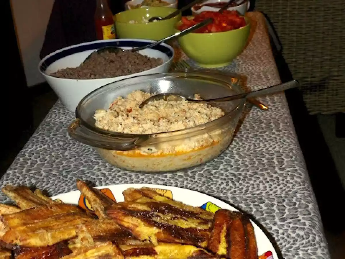 Plátano macho verde frito (tostón, patacón) con carne picada y pollo. - foto 5