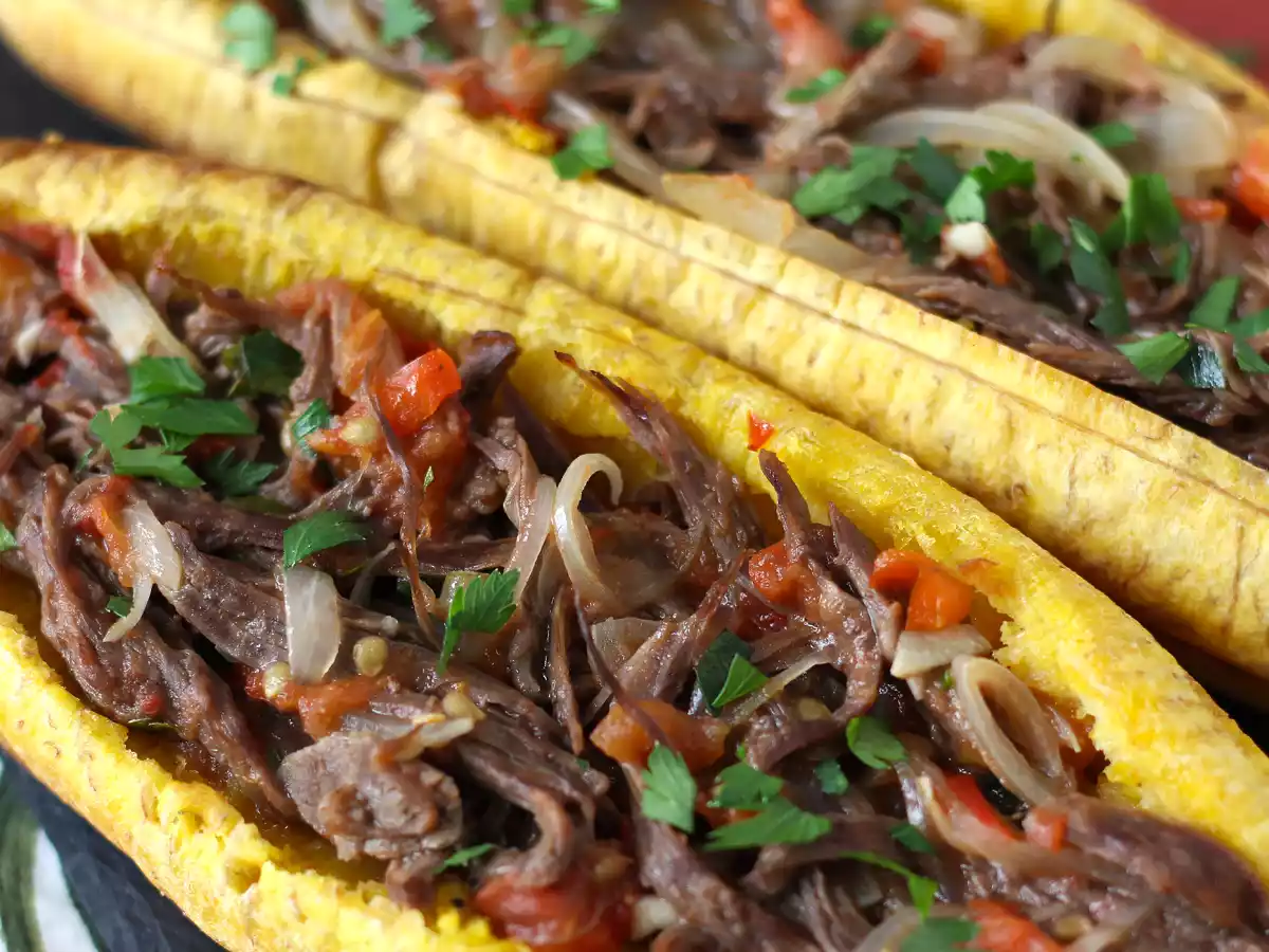 Plátanos al horno rellenos de carne desmechada y queso rallado - foto 2