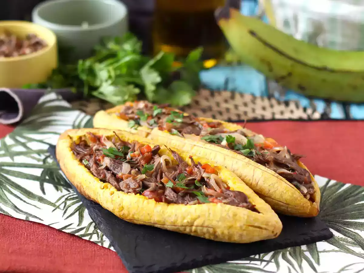 Plátanos al horno rellenos de carne desmechada y queso rallado - foto 3