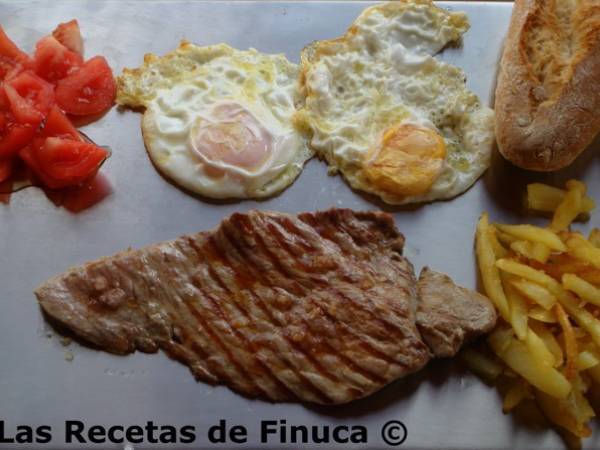 Plato combinado con filete y huevos fritos