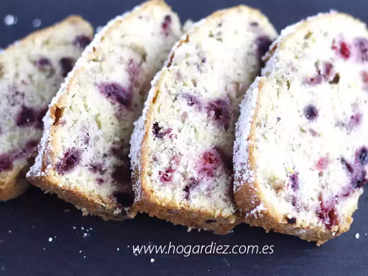 Plum-cake con frutas del bosque