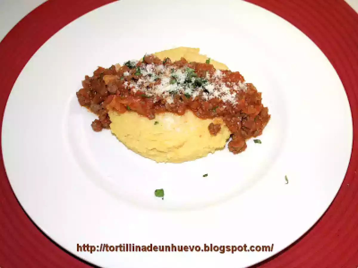 Polenta a la boloñesa