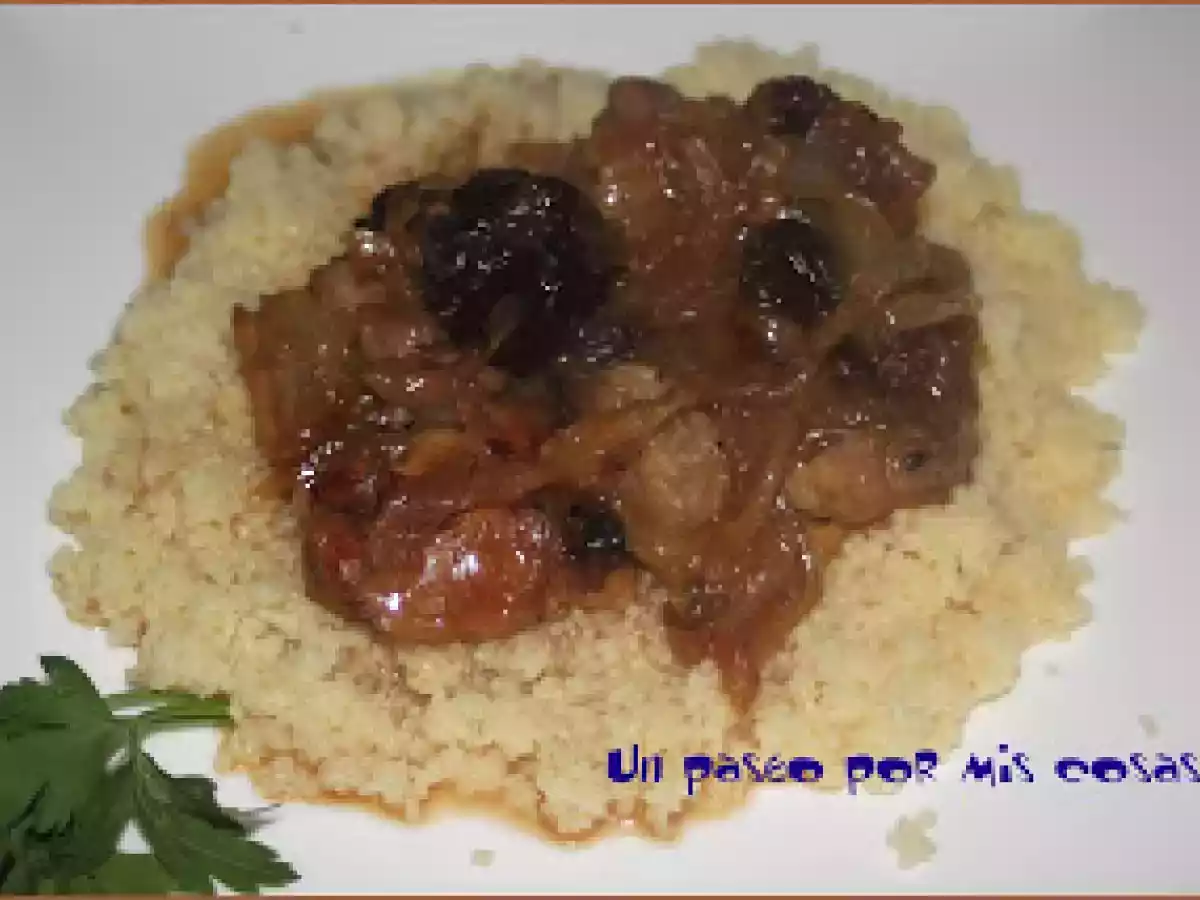 POLLO A LA MIEL CON PASAS Y CUSCÚS
