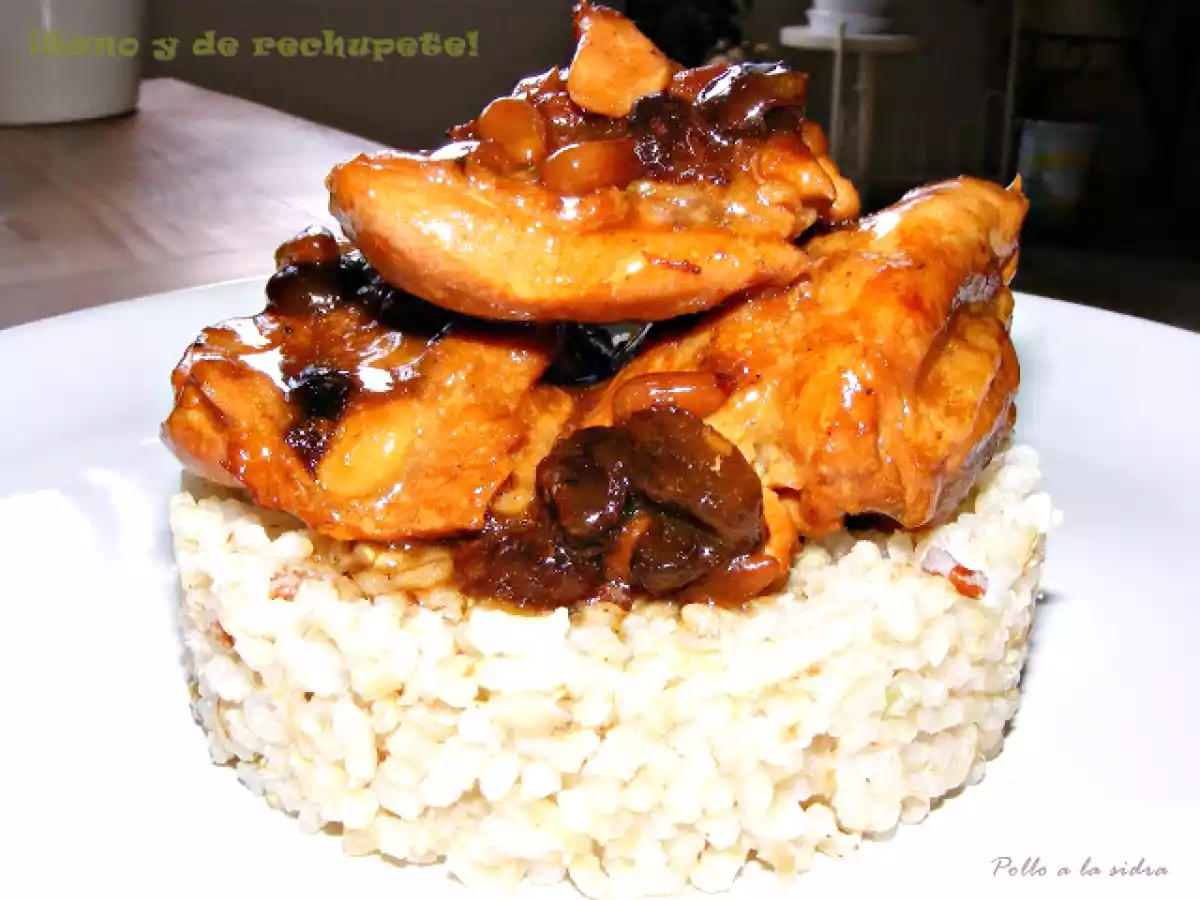 Pollo a la sidra con pasas y piñones