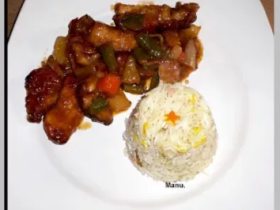 Pollo agridulce y arroz tres delicias.