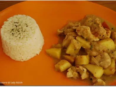 Pollo al curry con leche de coco y manzanas