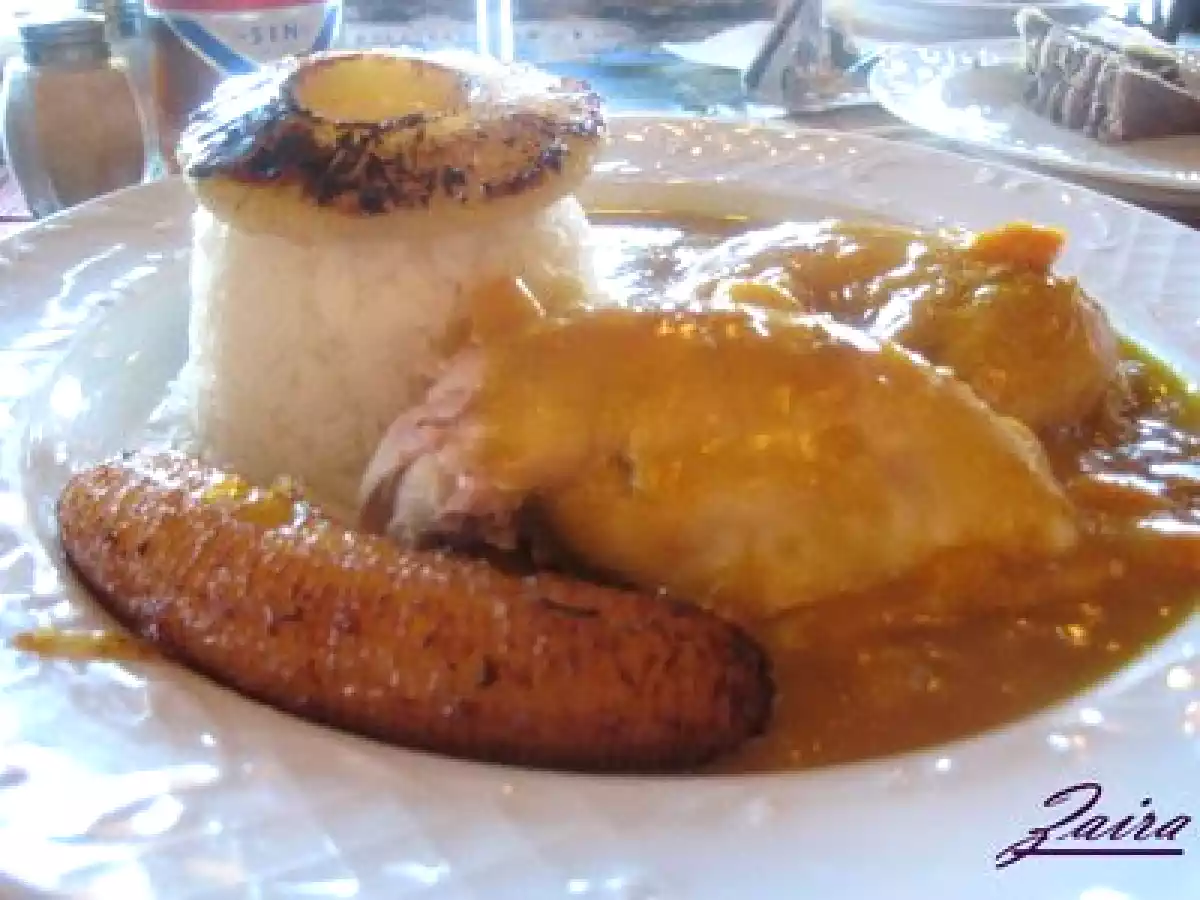 Pollo al curry con plátano y piña