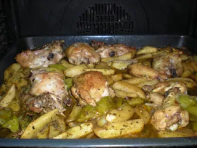 Pollo al horno con patatas y pimientos - Receta Petitchef