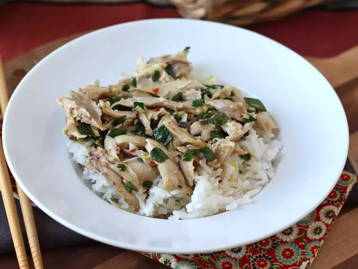 Pollo chino al vapor con jengibre y cebolleta, tierno y jugoso
