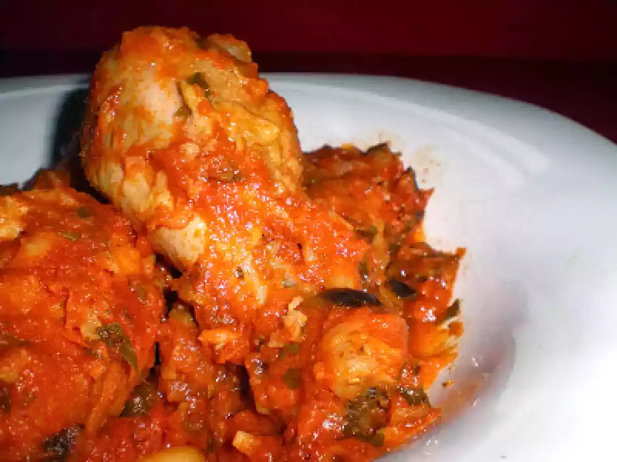 Pollo con aceitunas y tomate