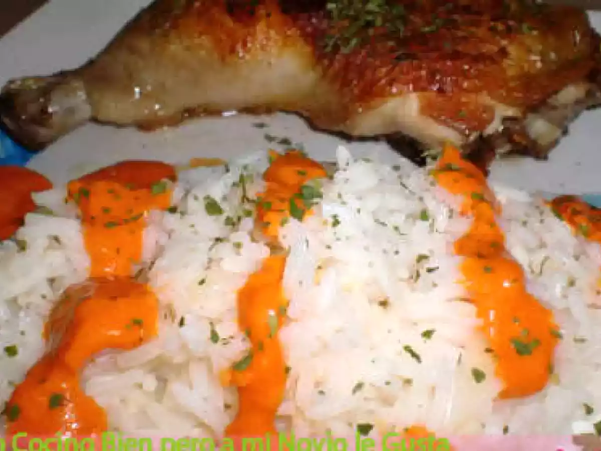 Pollo con Arroz acompañado de Salsa de Pimientos del Piquillo