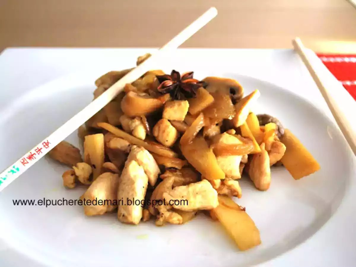 Pollo con bambú y nasi goreng