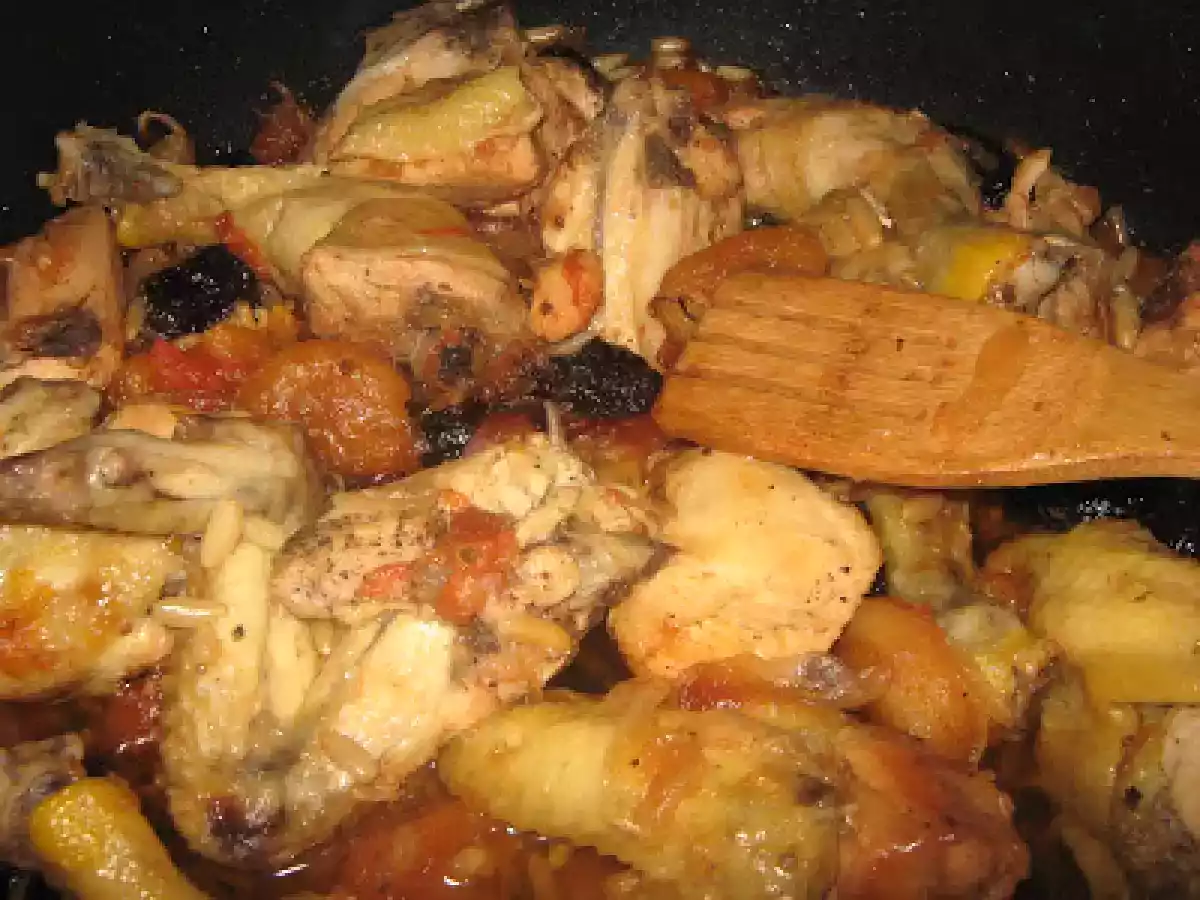 Pollo con ciruelas, orejones y piñones.