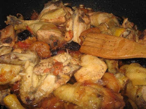 Pollo con ciruelas, orejones y piñones.