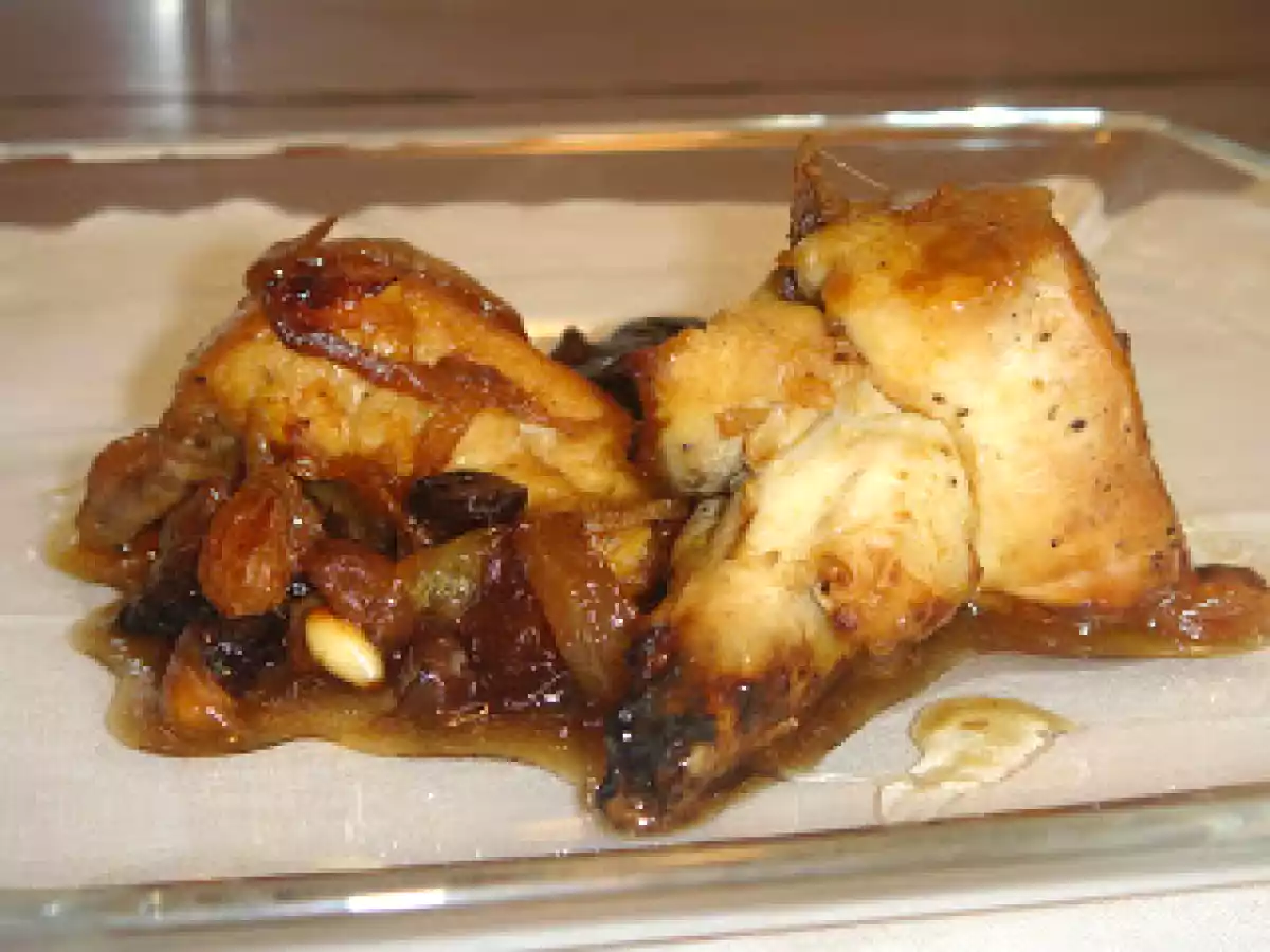 POLLO CON PASAS Y PIÑONES