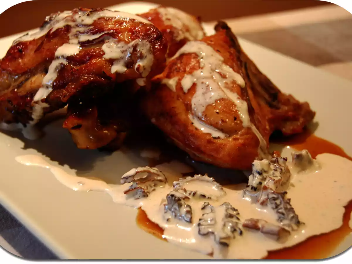 Pollo con salsa de colmenillas