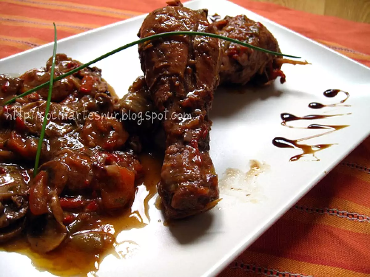 Pollo con salsa en cocotte de hierro fundido - foto 2