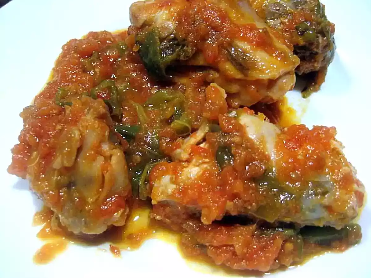 Pollo con tomate y pimientos verdes