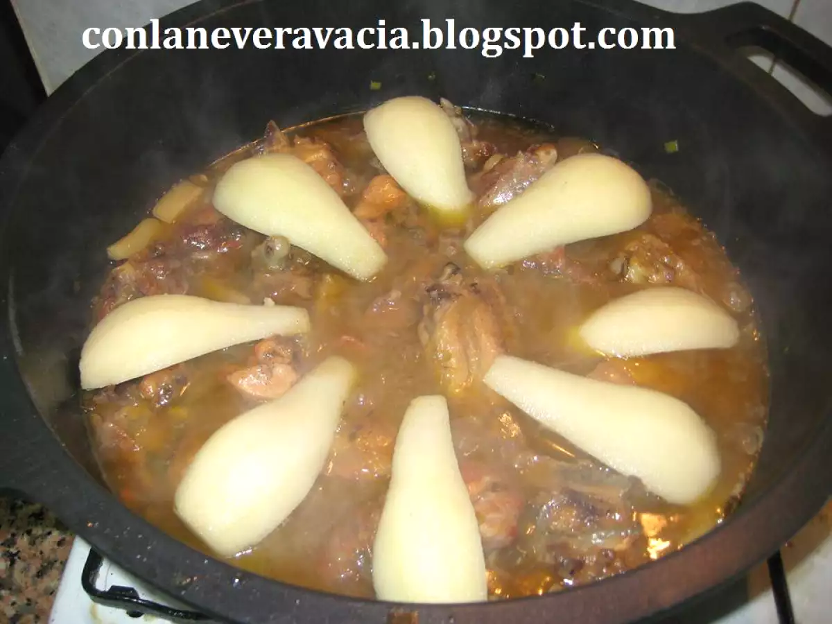 POLLO DE CORRAL AL CAVA CON PERAS Y CIRUELAS - foto 4