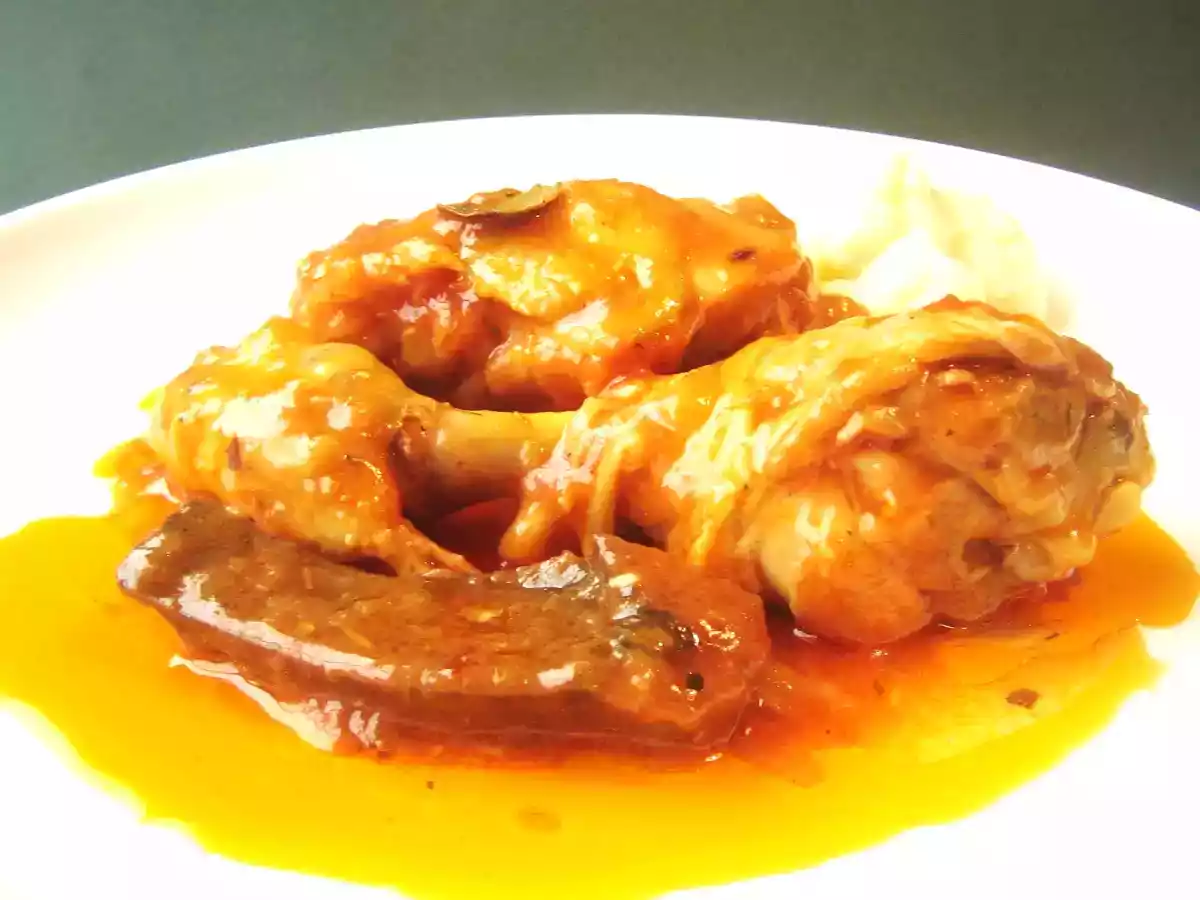Pollo en salsa con niscalos