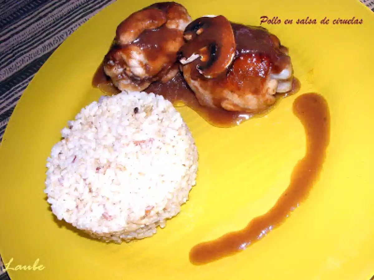 Pollo en salsa de ciruelas