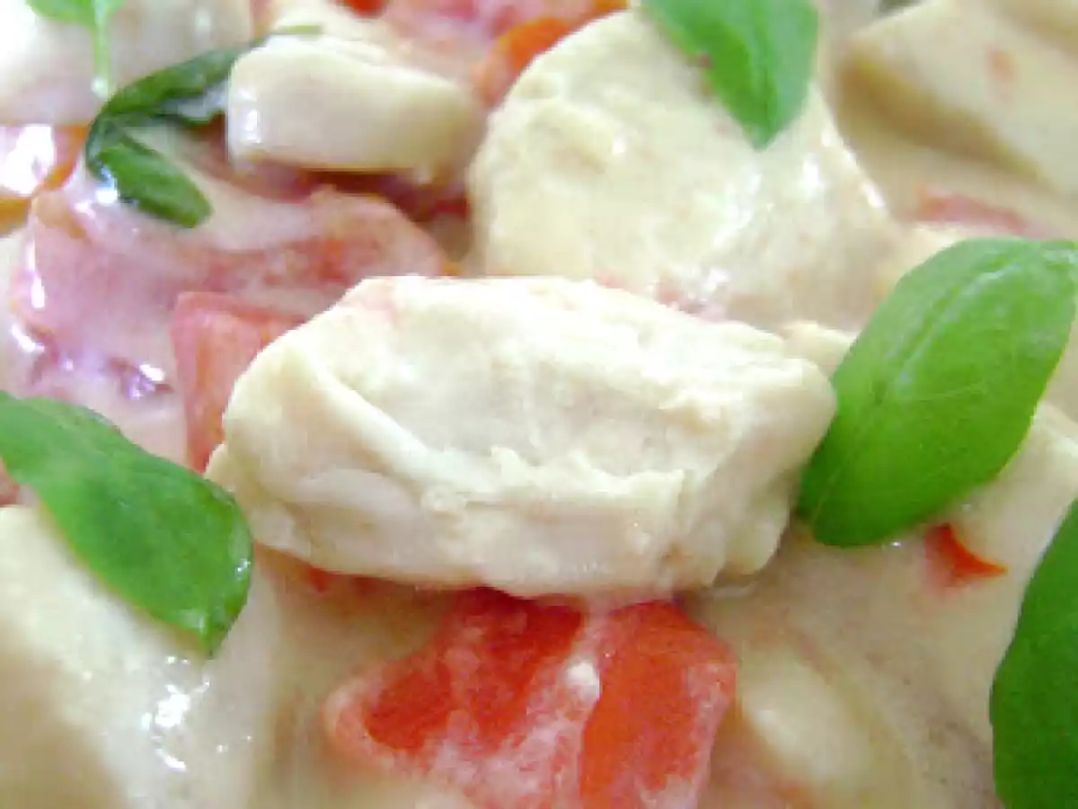 POLLO EN SALSA DE COCO CON TOMATE Y ALBAHACA - foto 2