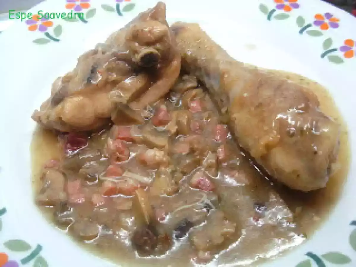Pollo guisado con jamon y champiñones