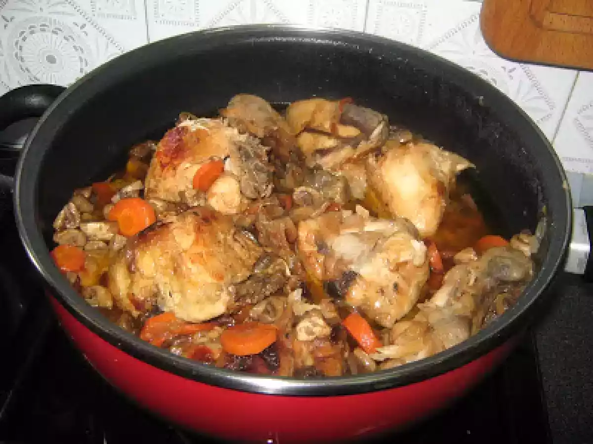 Pollo guisado con zanahorias y champiñones