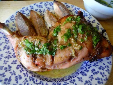 Pollo marinado al grill con salsa verde