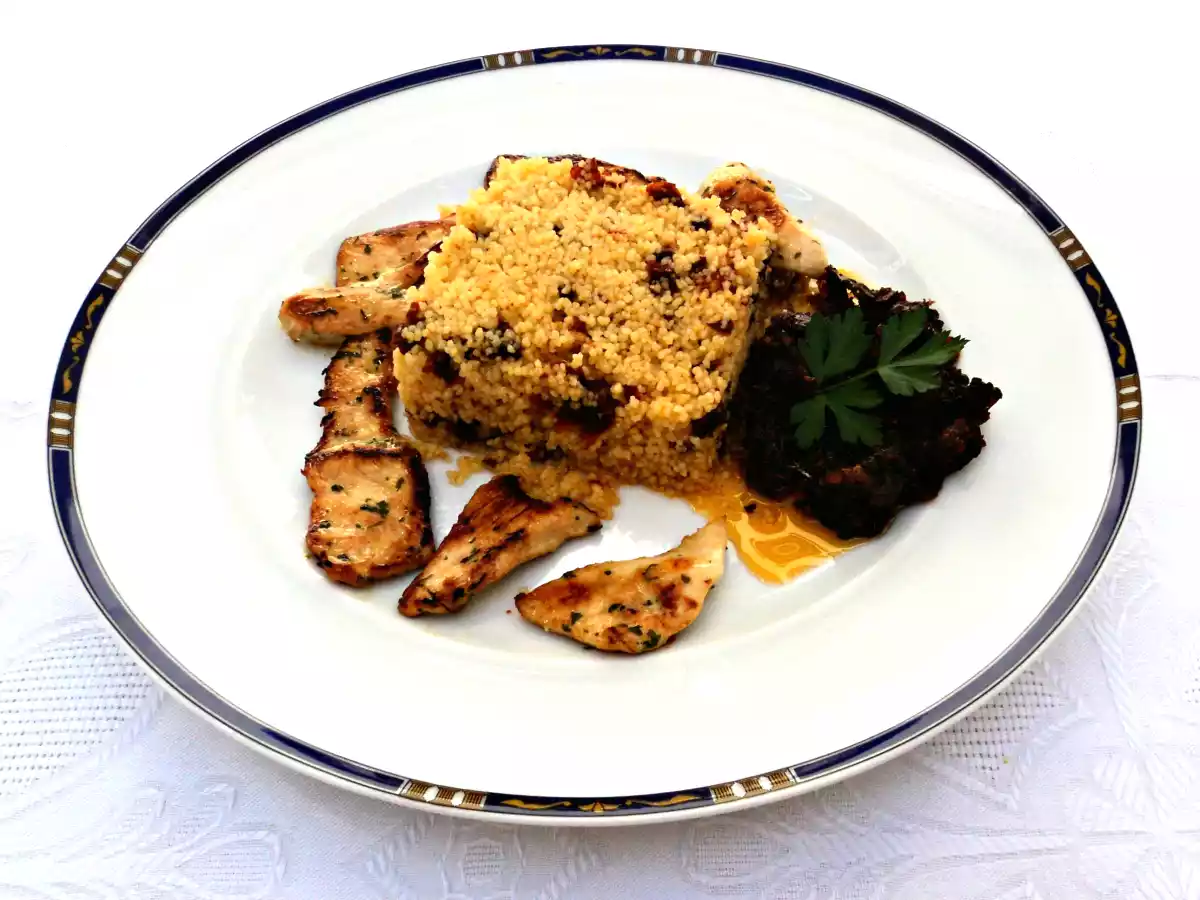 Pollo marinado y cous cous con salsa de tomates secos