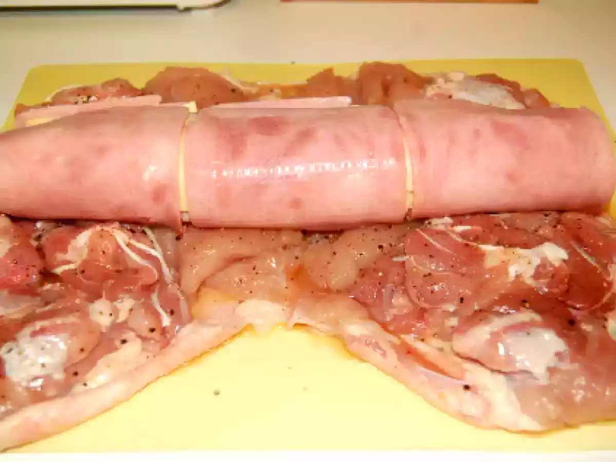 Pollo relleno de jamón dulce y queso con salsa de cerezas