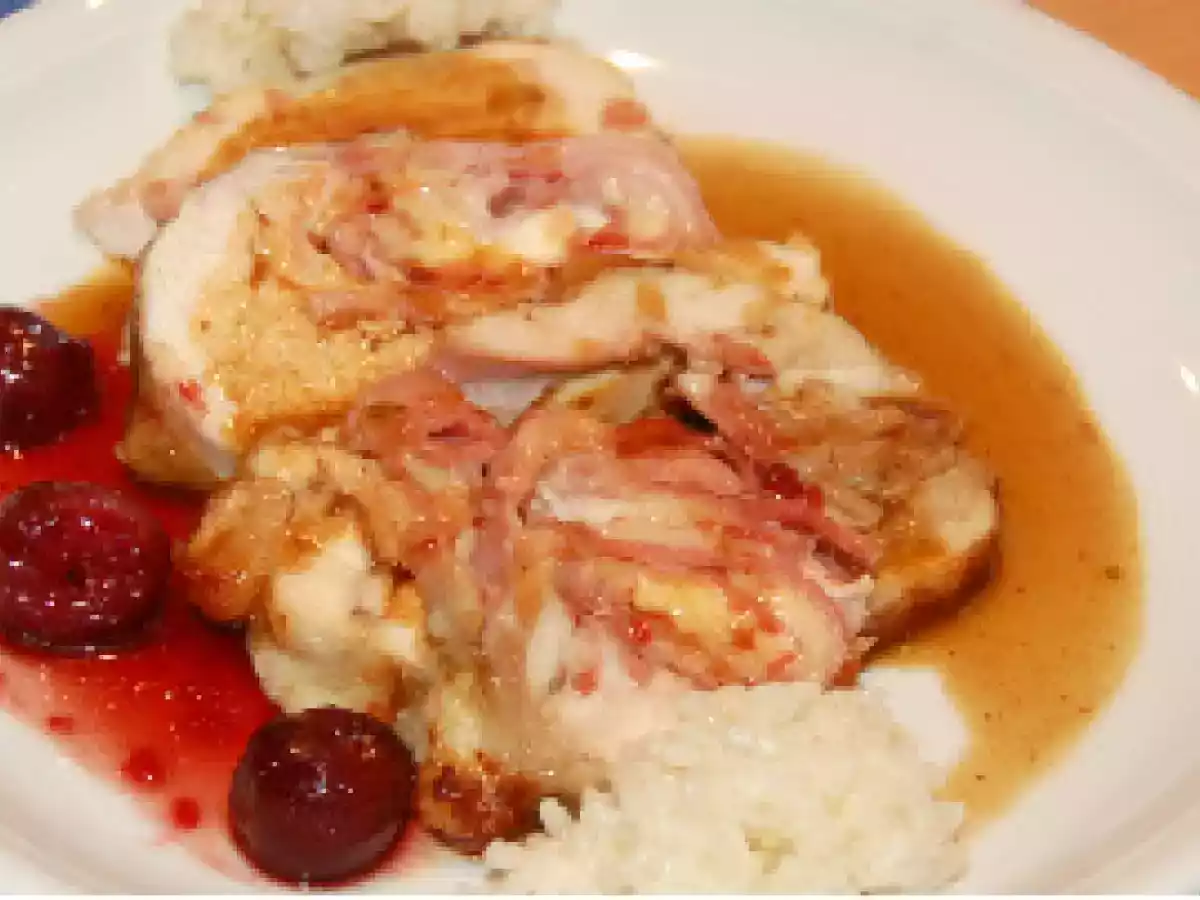 Pollo relleno de jamón dulce y queso con salsa de cerezas - foto 4