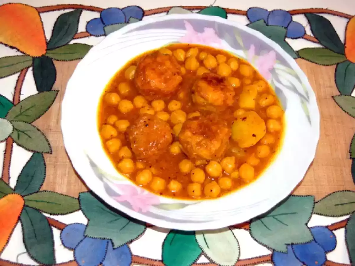 POTAJE DE GARBANZOS CON ALBÓNDIGAS DE BACALAO
