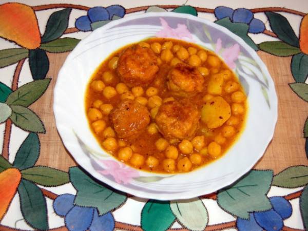 POTAJE DE GARBANZOS CON ALBÓNDIGAS DE BACALAO