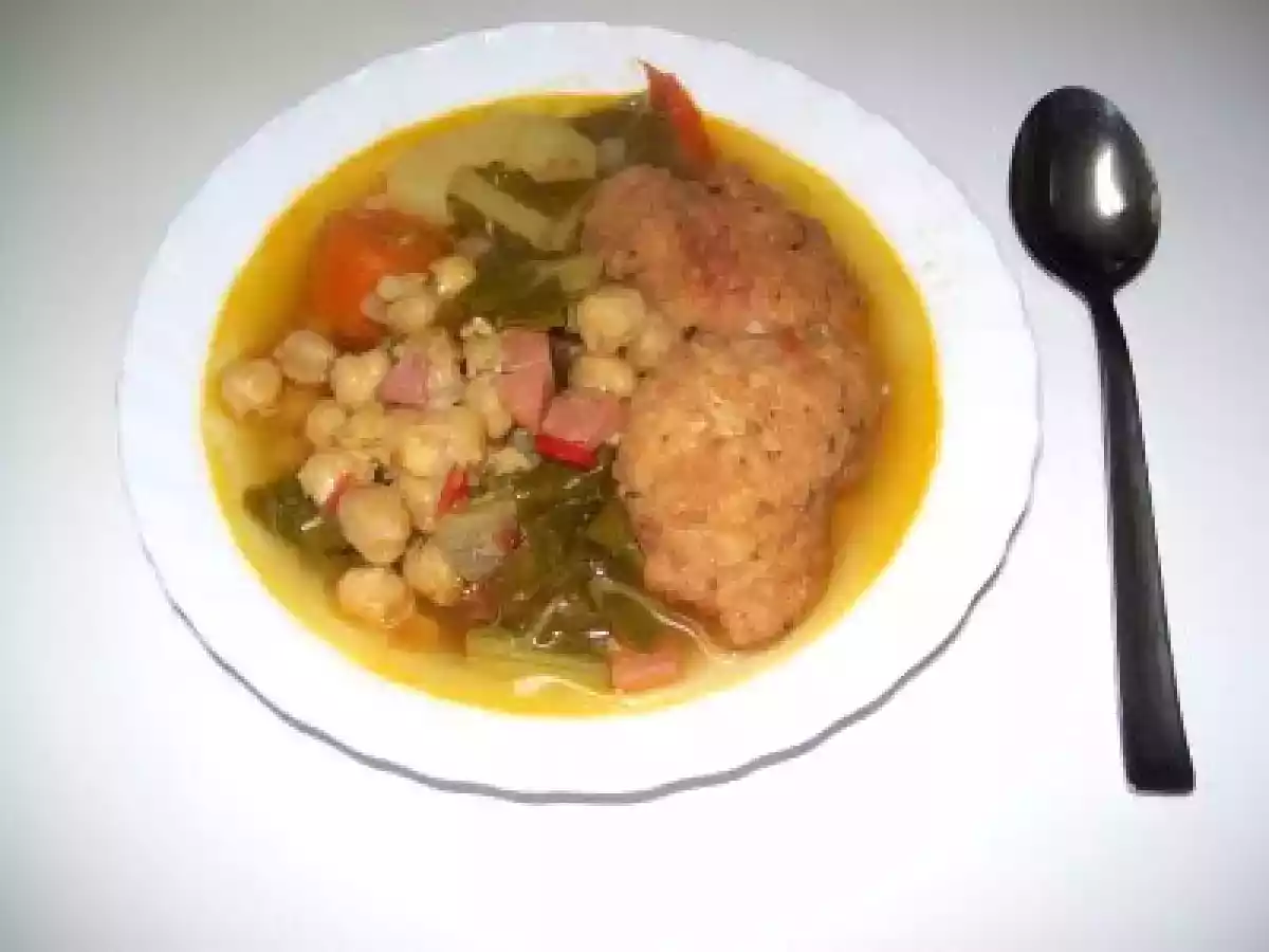 POTAJE DE GARBANZOS Y PANECILLOS