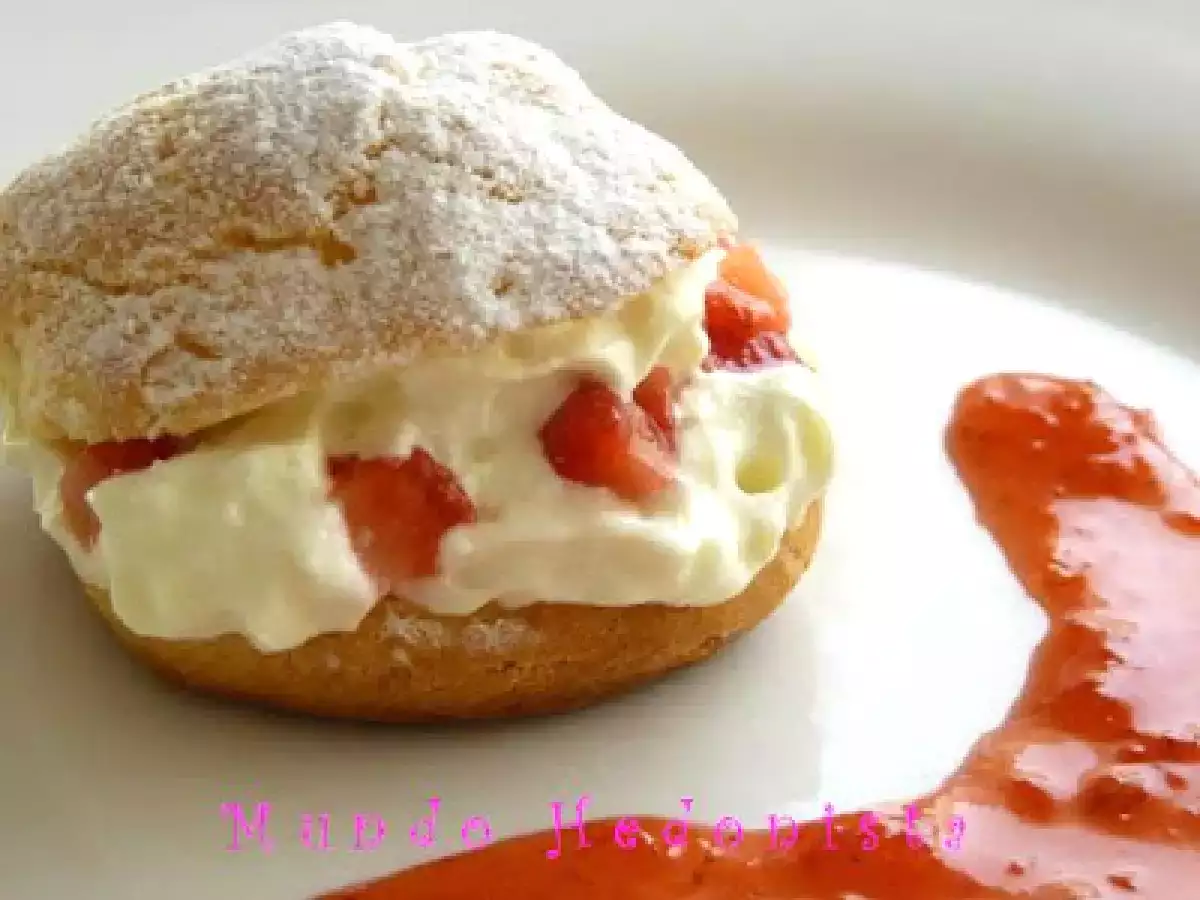 PROFITEROLES CON CREMA DE FRUTILLAS