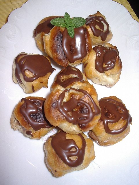 Receta de profiteroles con crema pastelera y chocolate