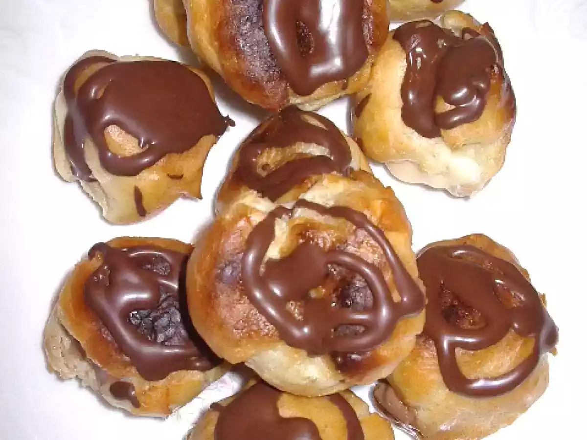 Profiteroles con Crema Pastelera y Chocolate