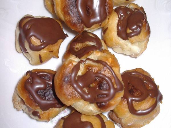 Profiteroles con Crema Pastelera y Chocolate