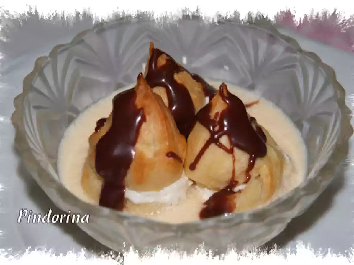 Profiteroles de nata sobre crema inglesa