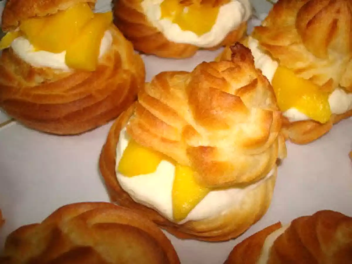 Profiteroles de nata y mango con su sorbete