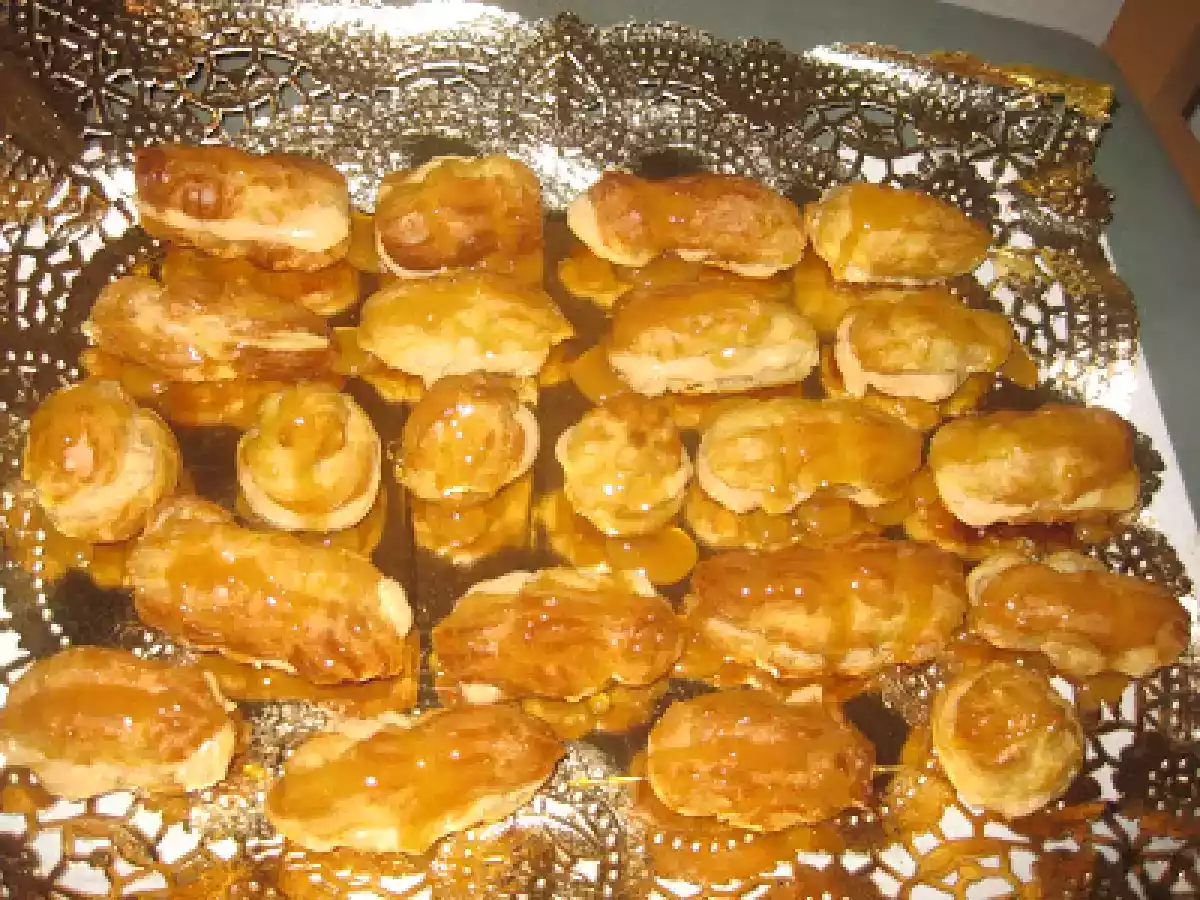 Profiteroles rellenos de mousse de turrón de yema