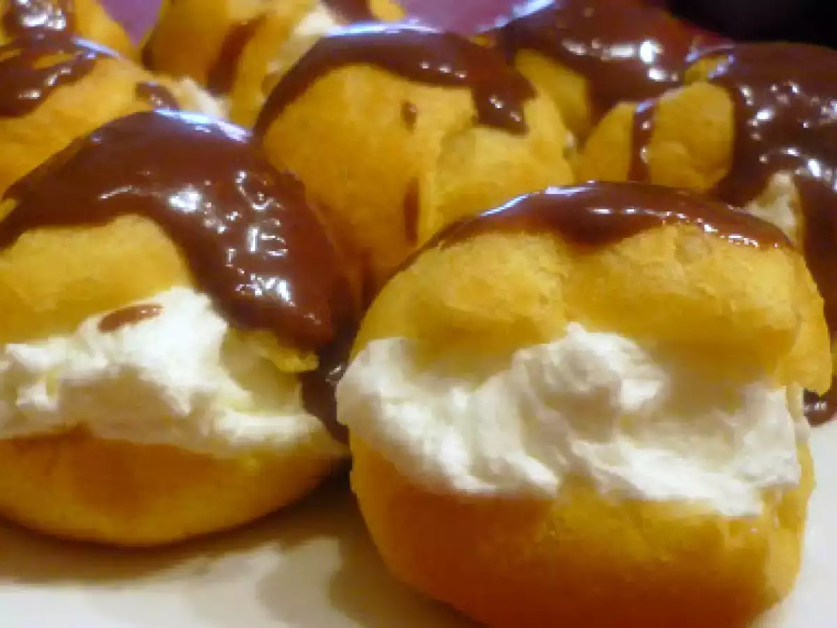 PROFITEROLES RELLENOS DE NATA CON SALSA DE CHOCOLATE CALIENTE
