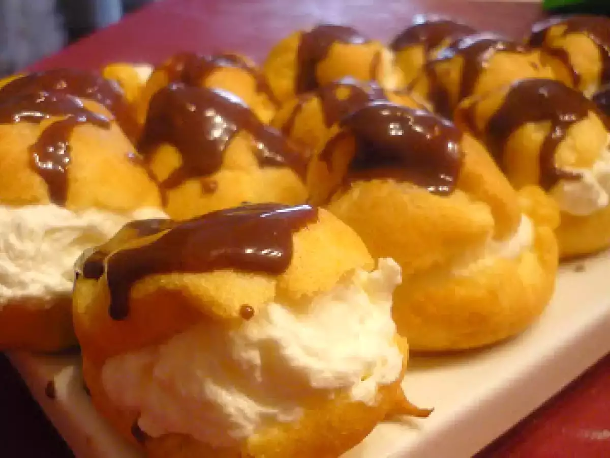 PROFITEROLES RELLENOS DE NATA CON SALSA DE CHOCOLATE CALIENTE - foto 2