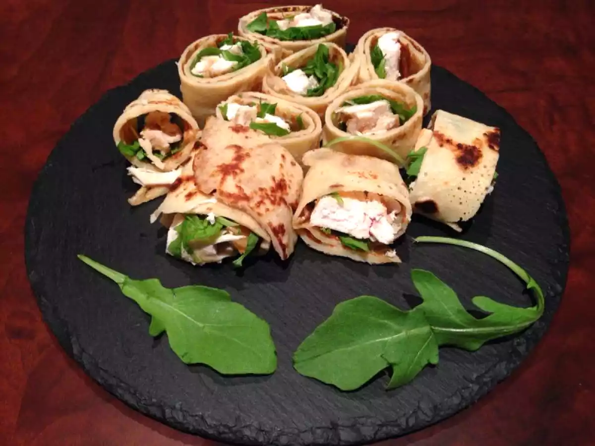 Prueba nuestros blinís de pollo y rúcula, les gustará !