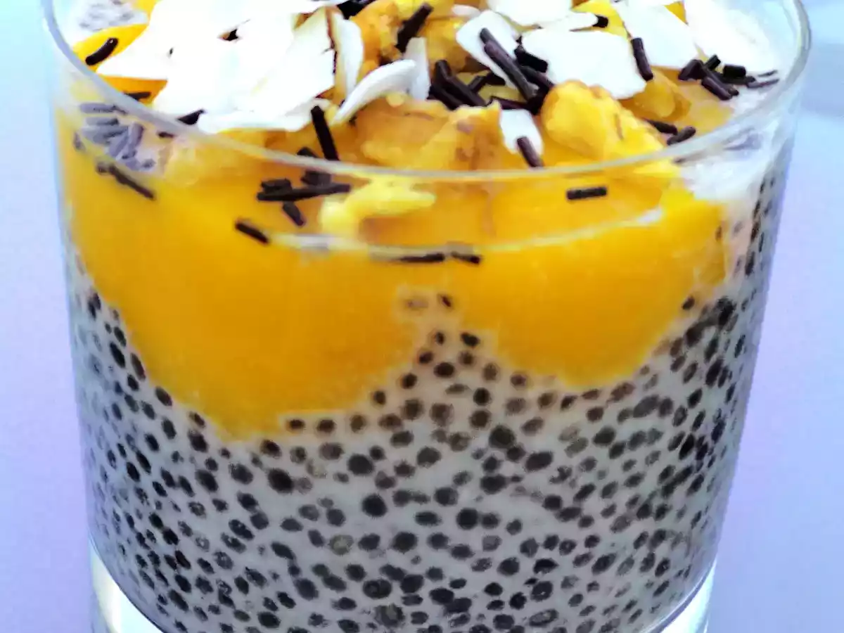 Pudding de chia y mango con cobertura de nueces y coco