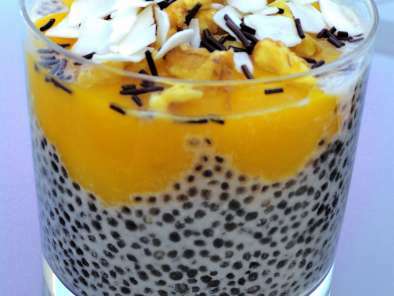 Pudding de chia y mango con cobertura de nueces y coco